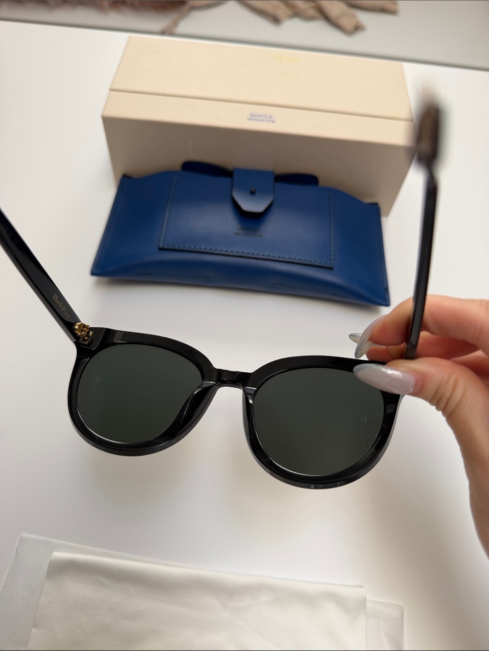 GENTLE MONSTER Black Cat-Eye Sunglasses with Blue Case - Picture 5 of 11